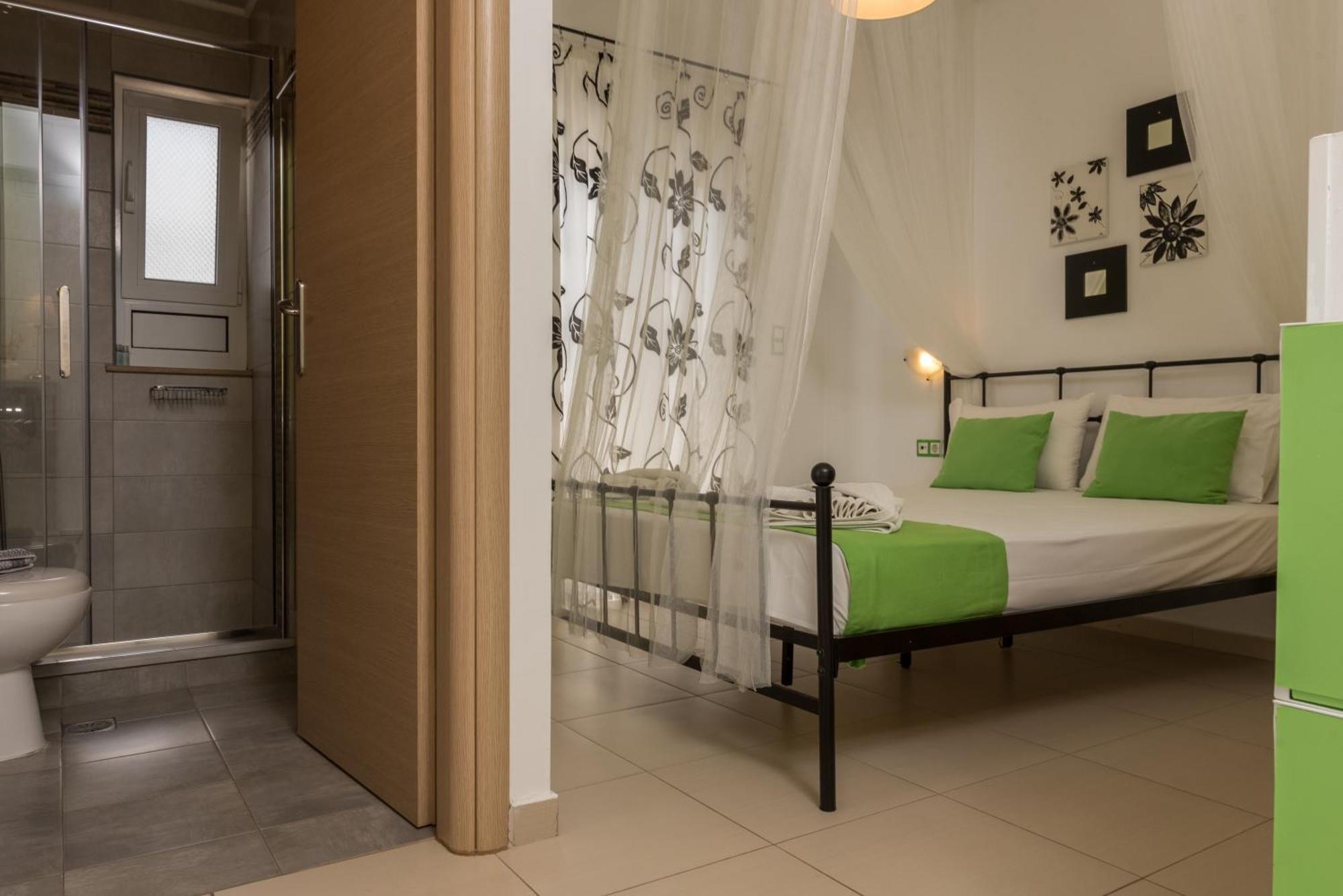 Giannmary Apartment Palaiochora Ngoại thất bức ảnh